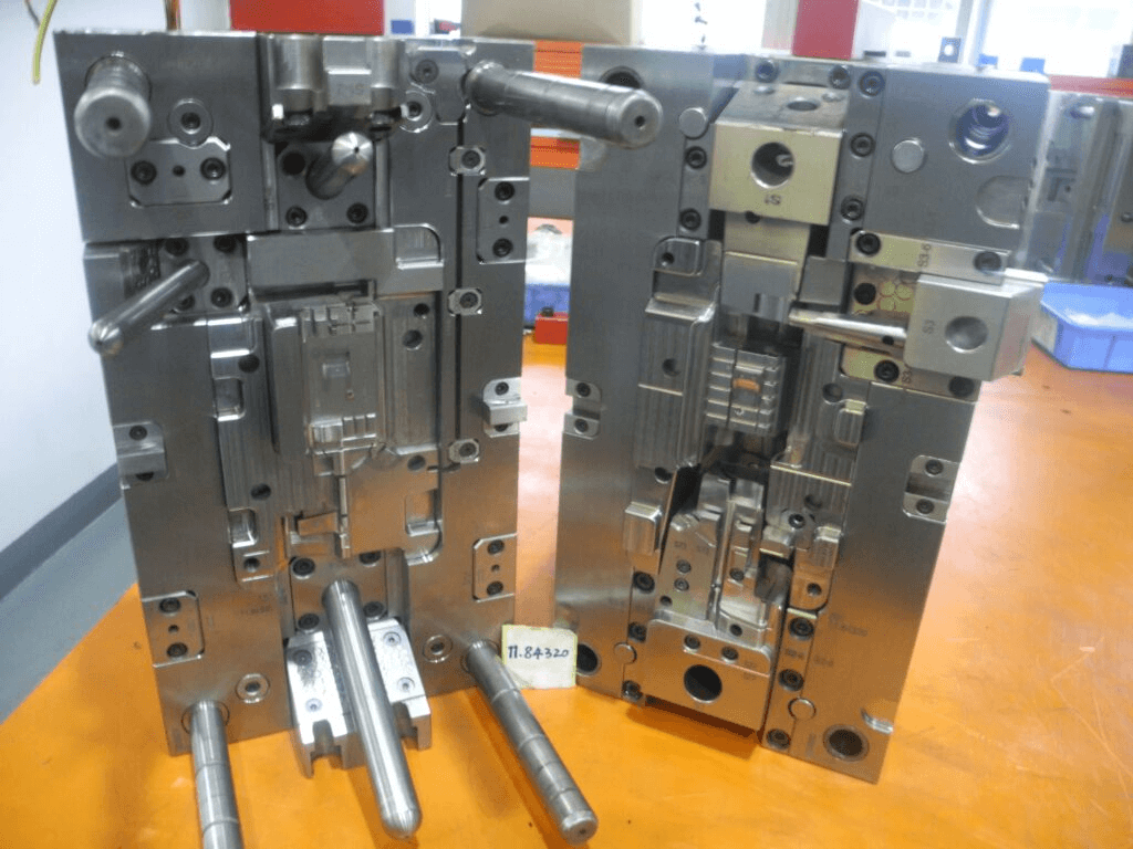 plastic injection mold manufacturing 1